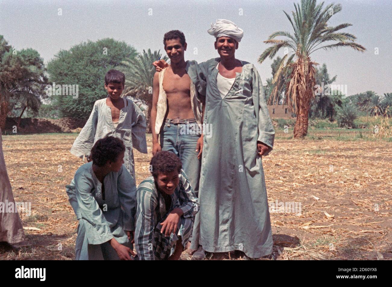 Membres de la famille d'un agriculteur sur les rives du Nil, Louxor, septembre 1984, Égypte Banque D'Images