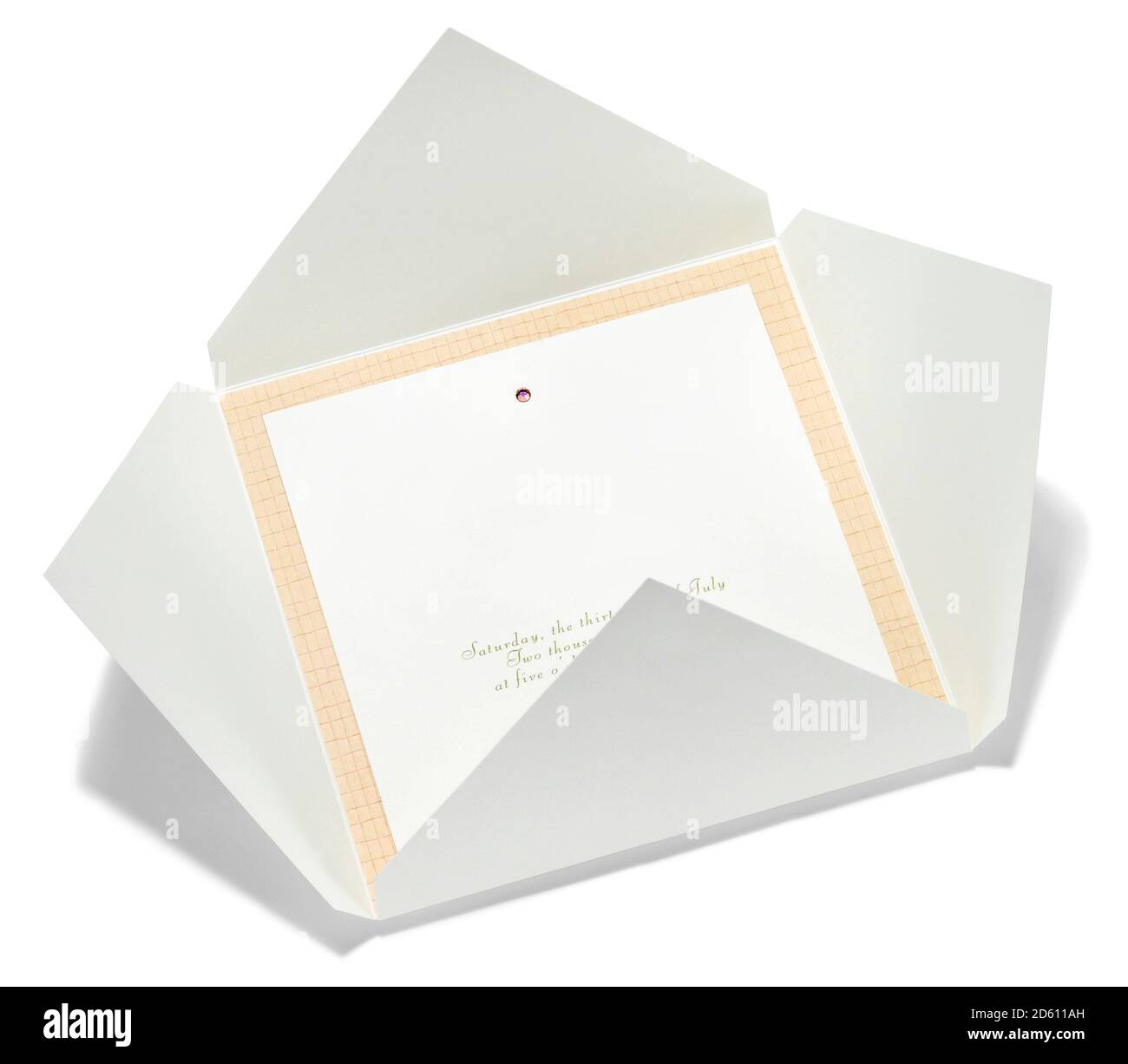 Une invitation simple, papier blanc enveloppe avec une bordure photographiée sur un fond blanc Banque D'Images