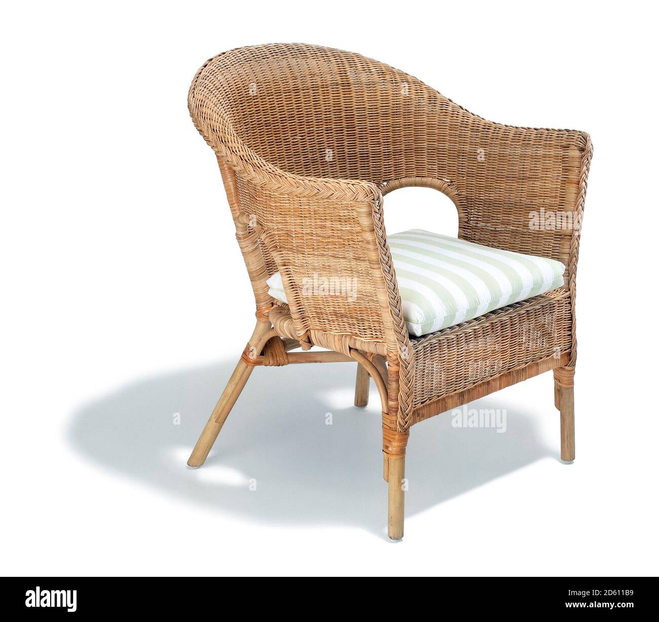 Chaise en osier avec coussin rayé photographié sur fond blanc Banque D'Images