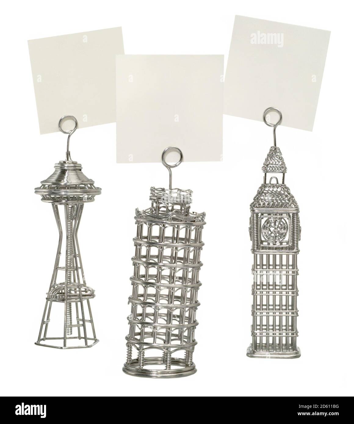Porte-photos et porte-notes en fil métallique en forme de monuments architecturaux, dont l'œil de Seattle, Big Ben et la tour penchée de Pise photographiée sur un coup Banque D'Images