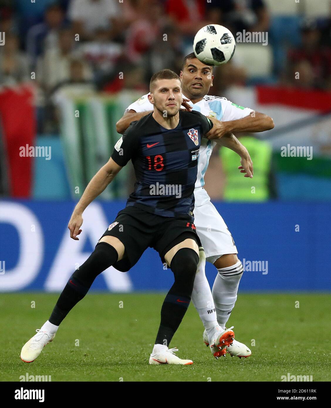 Ante Rebic en Croatie (à gauche) et Gabriel Mercado en Argentine pour la bataille la balle Banque D'Images