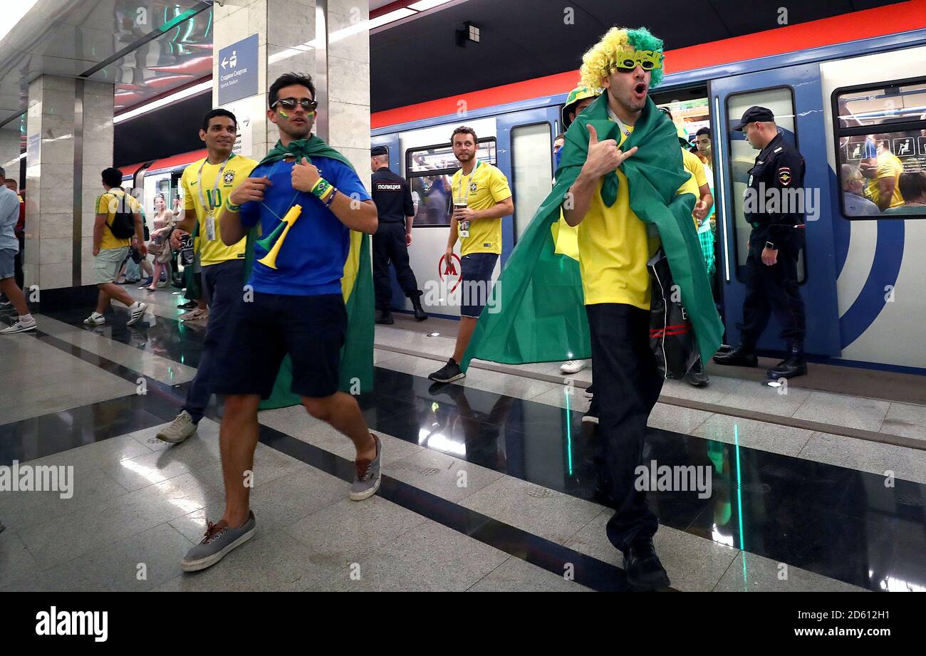 Les fans brésiliens sortent du métro et se rendent à L'arène Otkrytiye avant le match Banque D'Images