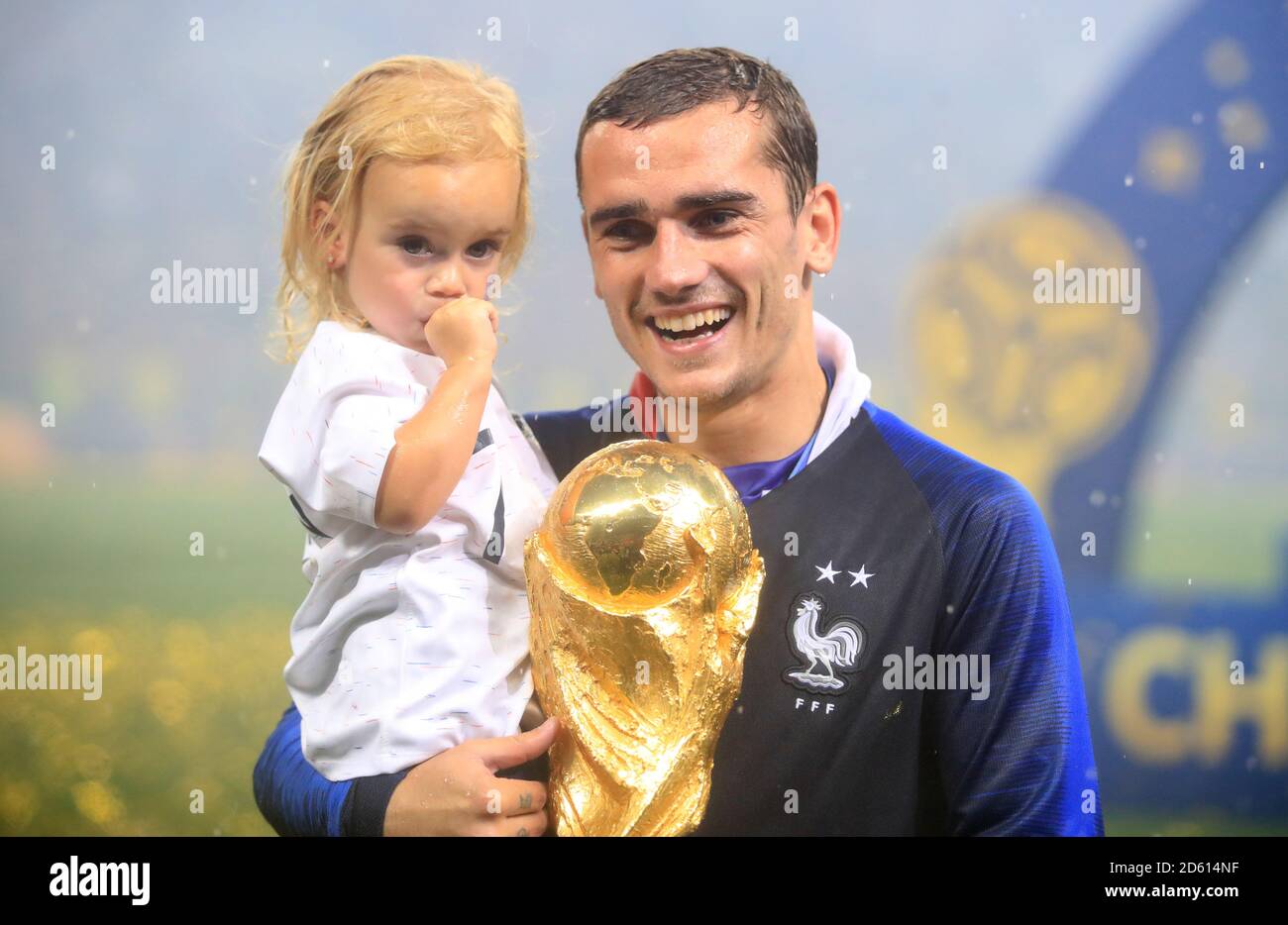 Antoine Griezmann en France fête avec sa fille Mia Griezmann et le Trophée après que la France remporte la coupe du monde de la FIFA 2018 Banque D'Images