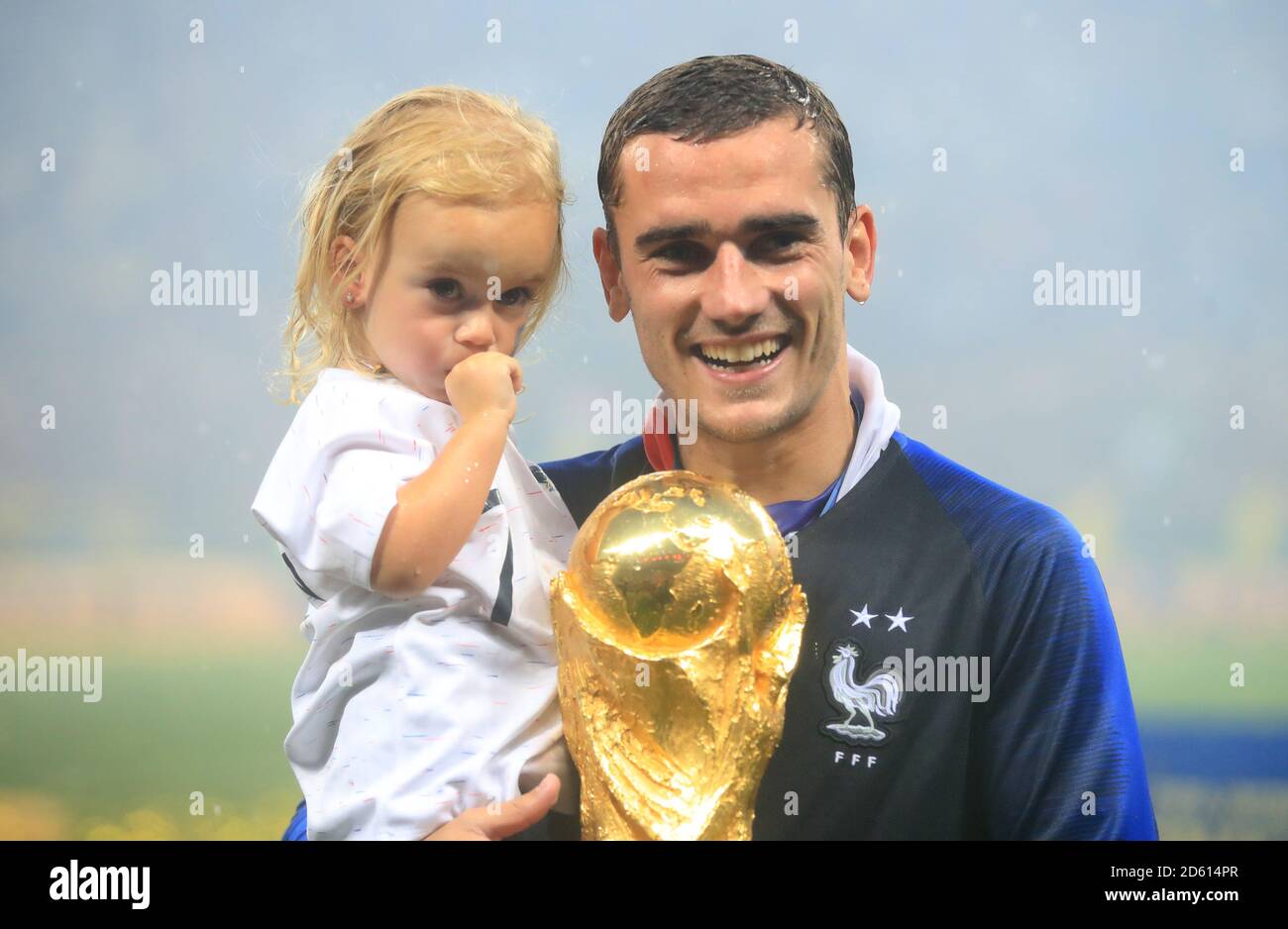 Antoine Griezmann en France fête avec sa fille Mia Griezmann et le Trophée après que la France remporte la coupe du monde de la FIFA 2018 Banque D'Images