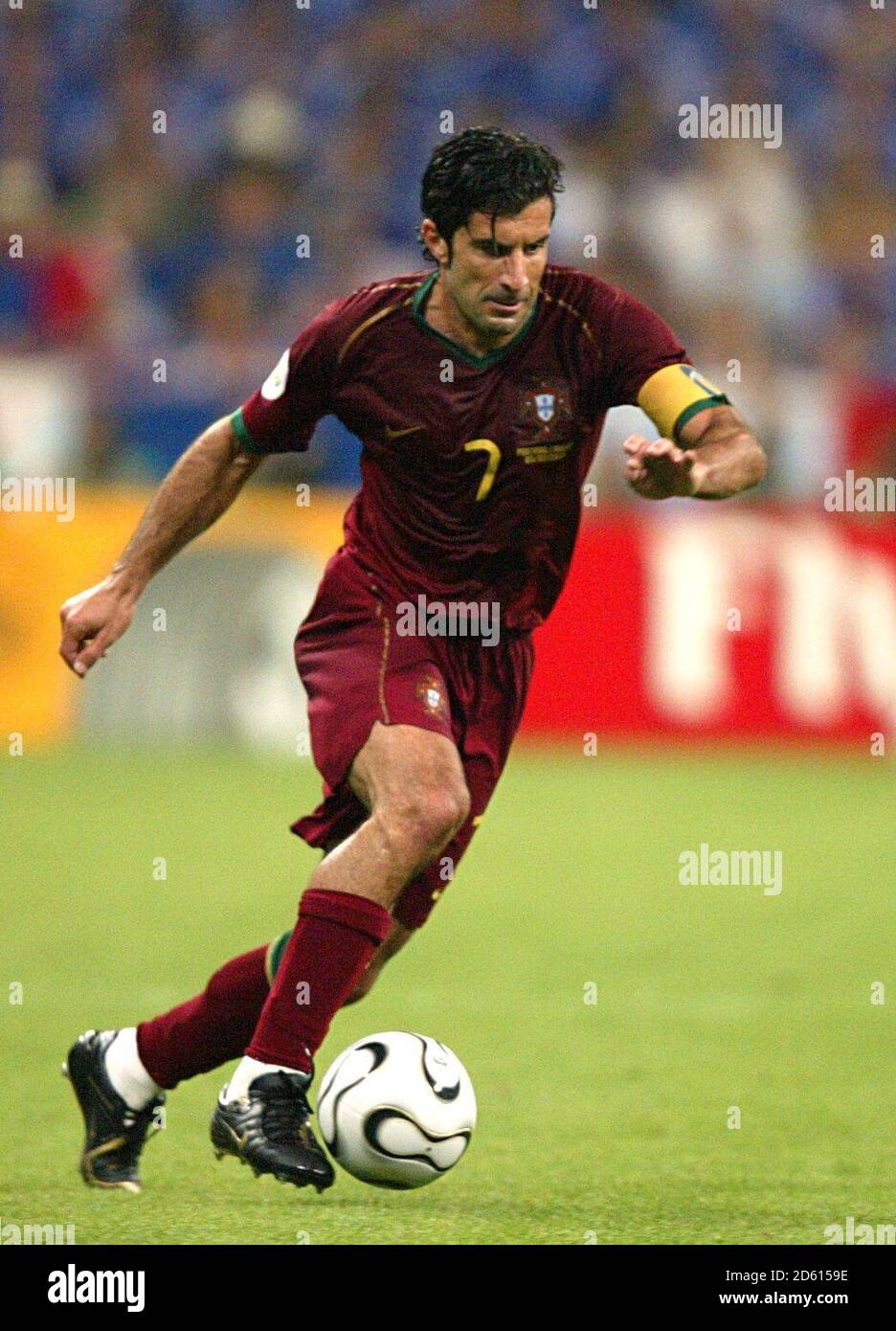 Maillot Portugal moderne signé par Luis Figo et encadré avec photo | LCS