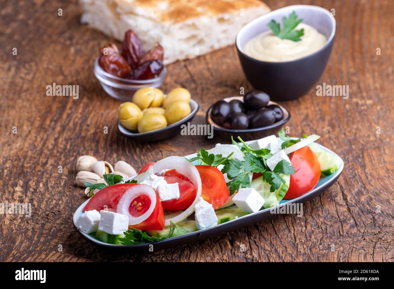olives et houmous sur bois sombre Banque D'Images
