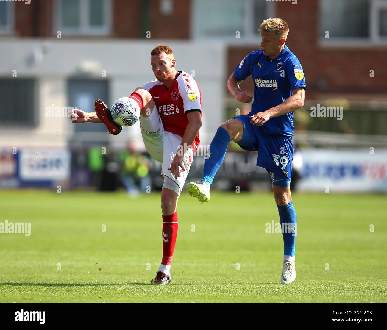 Cian Bolger de Fleetwood Town (à gauche) et Joe Pigott de l'AFC Wimbledon bataille pour le ballon Banque D'Images