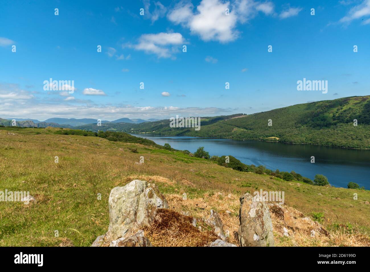 Vue sur Coniston Water lors d'une journée ensoleillée L'extrémité nord du lac de Torver Common Banque D'Images