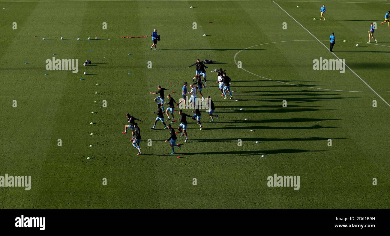 Les joueurs de Coventry City s'échauffent avant le lancement Banque D'Images