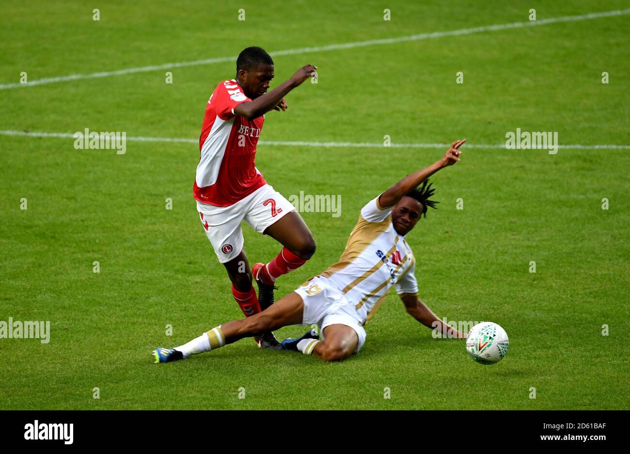 Anfernee Dijksteel de Charlton Athletic (à gauche) en action Banque D'Images