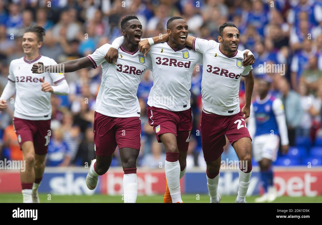 Jonathan Kodjia de Aston Villa célèbre son but avec ses coéquipiers Banque D'Images