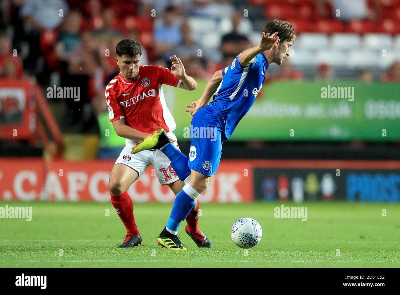 Albie Morgan de Charlton Athletic (à gauche) et Alex Woodyard de Peterborough United (droite) Banque D'Images