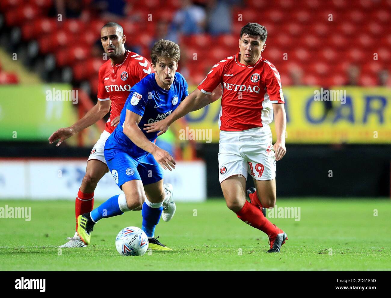 Alex Woodyard (au centre) de Peterborough United et Albie Morgan de Charlton Athletic (à droite) lutte pour le ballon Banque D'Images