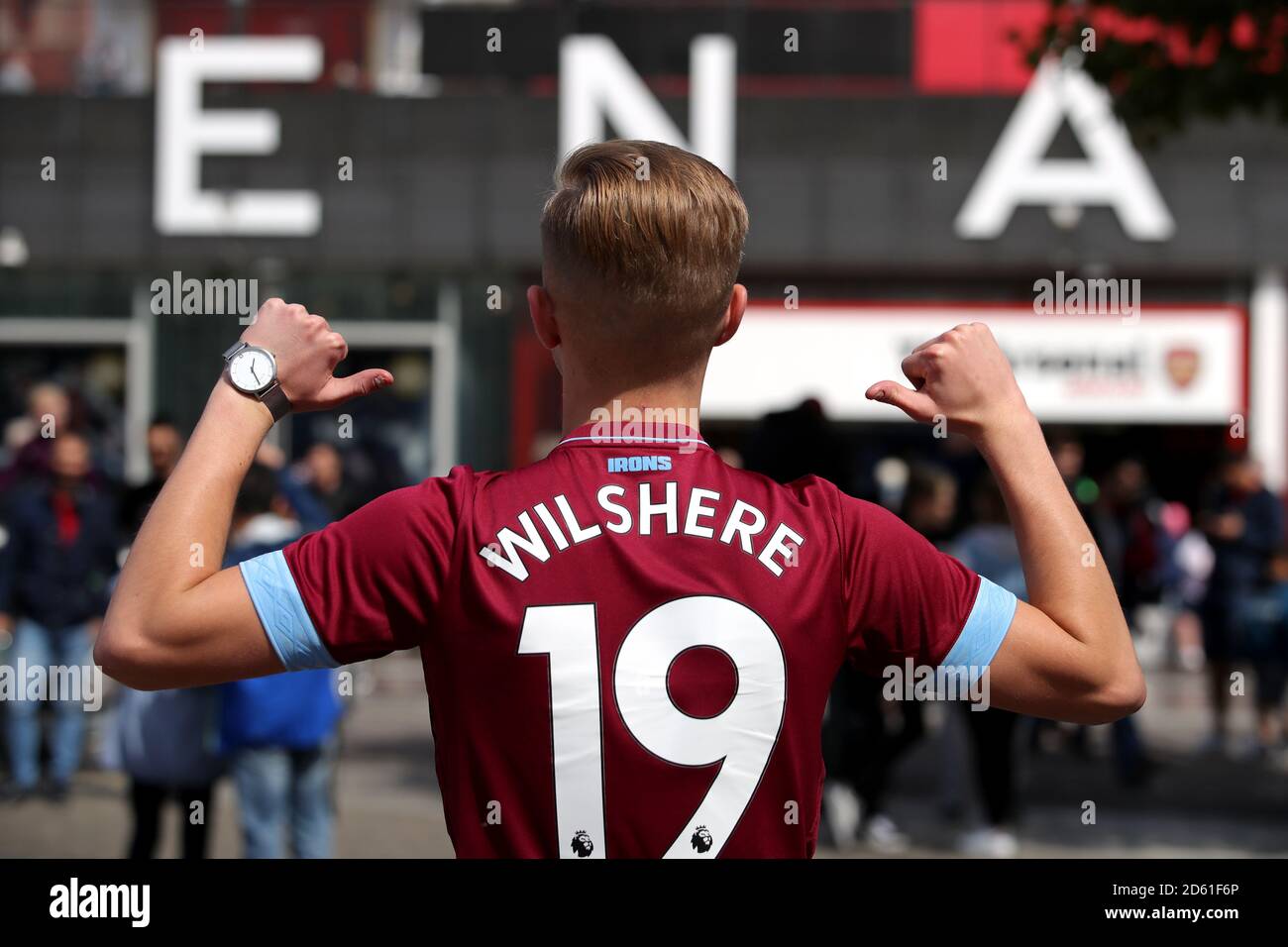 Un fan de West Ham United portant une chemise numéro 19 Avec Jack Wilshere  à l'arrière à l'extérieur des Émirats Stade sur son premier retour à son  club précédent Arsenal Photo Stock -