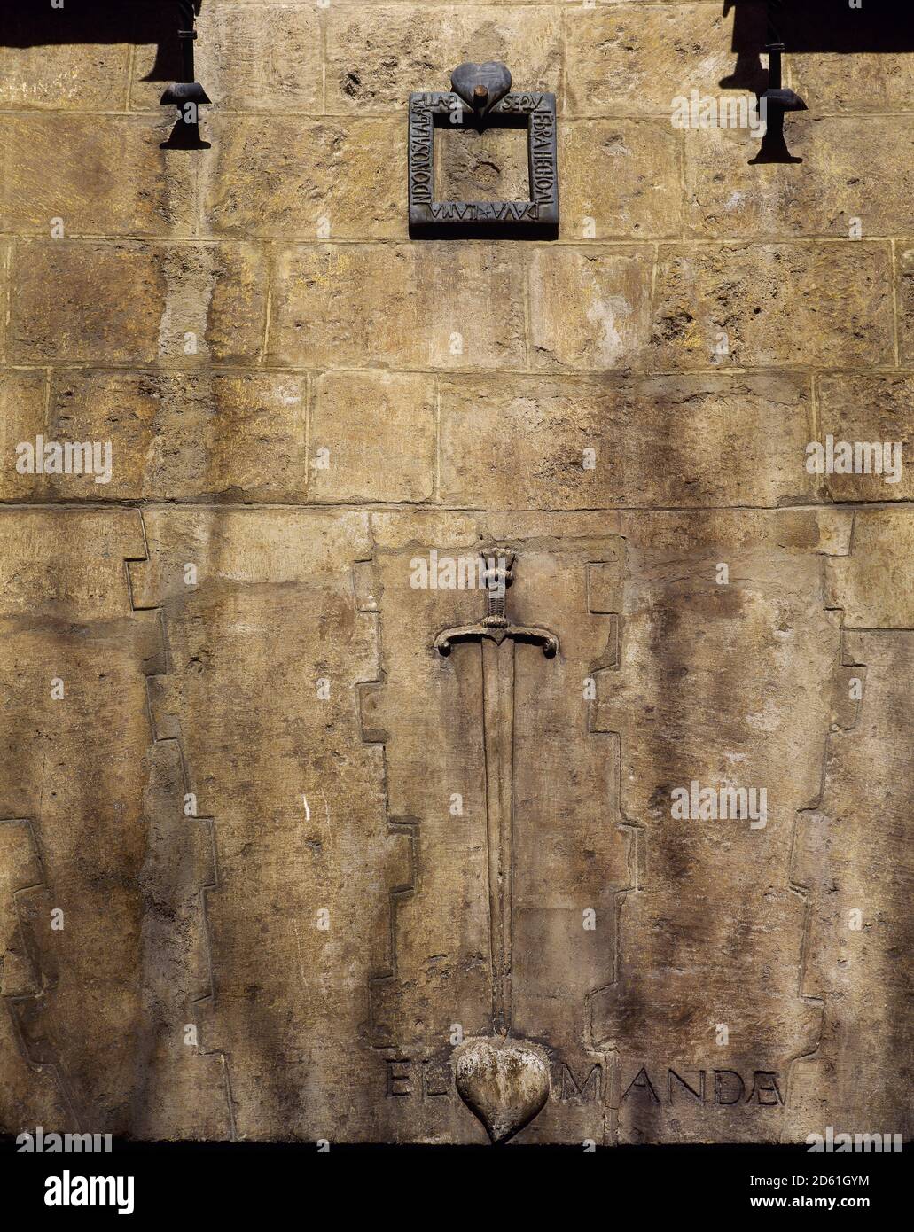 Espagne, Andalousie, Grenade. Casa de los Tiros (Maison des photos). Façade du bâtiment Renaissance du XVIe siècle. Il a été construit entre 1530 et 1540 dans un style similaire à celui des autres palais de la ville à partir de cette période. La façade faisait à l'origine partie du mur défensif entourant la zone où les potiers avaient leurs ateliers. La tour est la seule partie originale du bâtiment. Détail sculptural sur la porte en lintelée du XVIIe siècle, avec une épée qui perfore le coeur et la devise de la maison: "Le coeur règne". Banque D'Images
