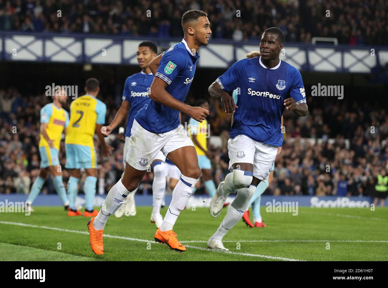 Dominic Calvert-Lewin (au centre) d'Everton célèbre le deuxième but de son côté Du jeu avec le coéquipier Kurt Zouma (à droite) Banque D'Images