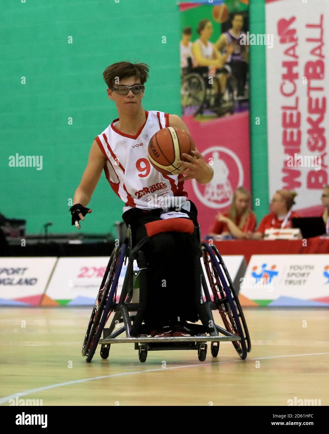 Alex Wilson, du pays de Galles, participe au basketball en fauteuil roulant pendant la journée Deux des Jeux scolaires de l'Université de Loughborough Banque D'Images