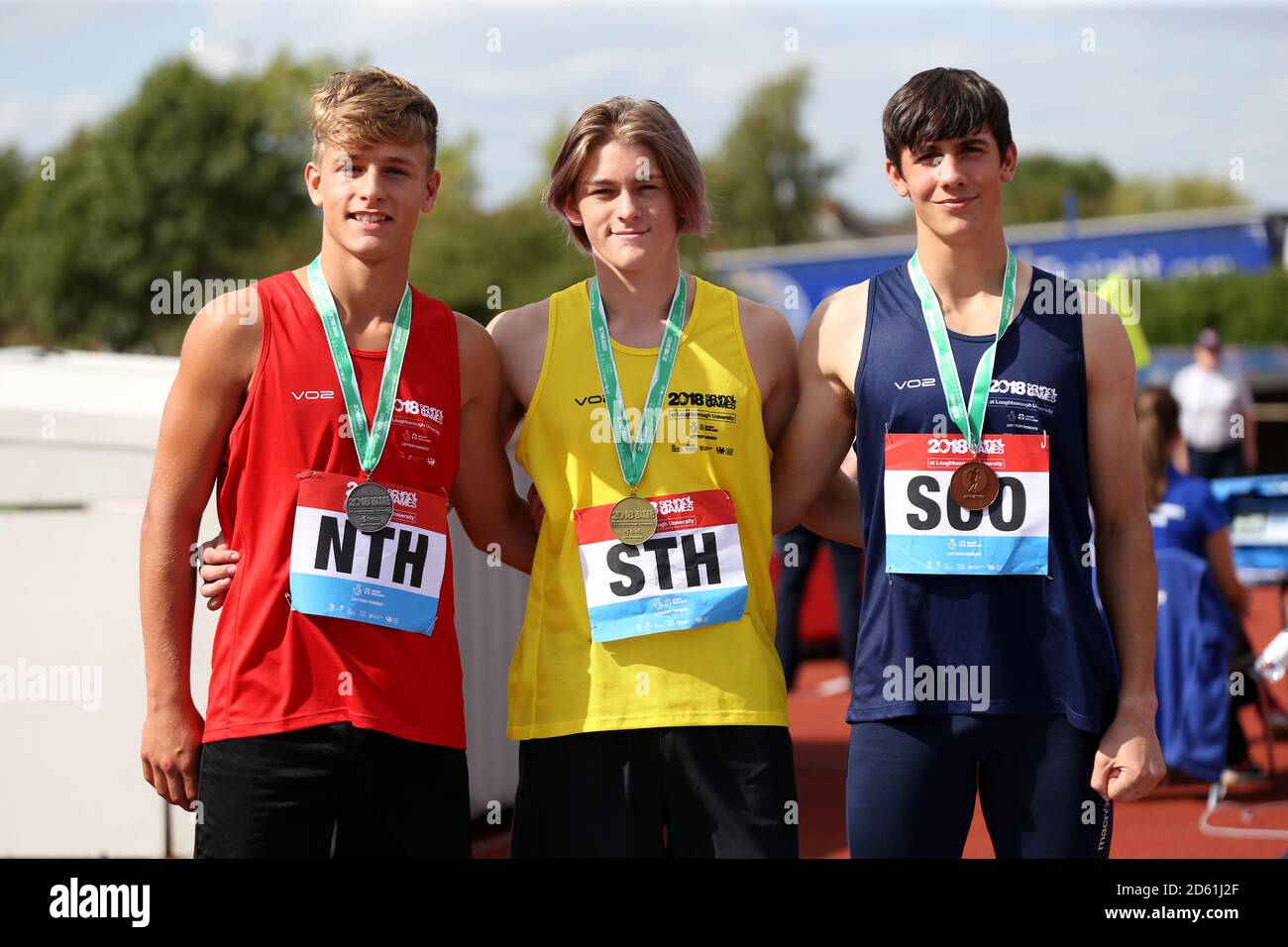 (De gauche à droite) médaillé d'argent Angleterre Nord Luke Robinson, médaillé d'or Angleterre Sud Max Law et médaillé de bronze de l'Écosse Daniel Brown dans les Boys Javelin pendant les Jeux scolaires de 2018 à l'Université de Loughborough Banque D'Images