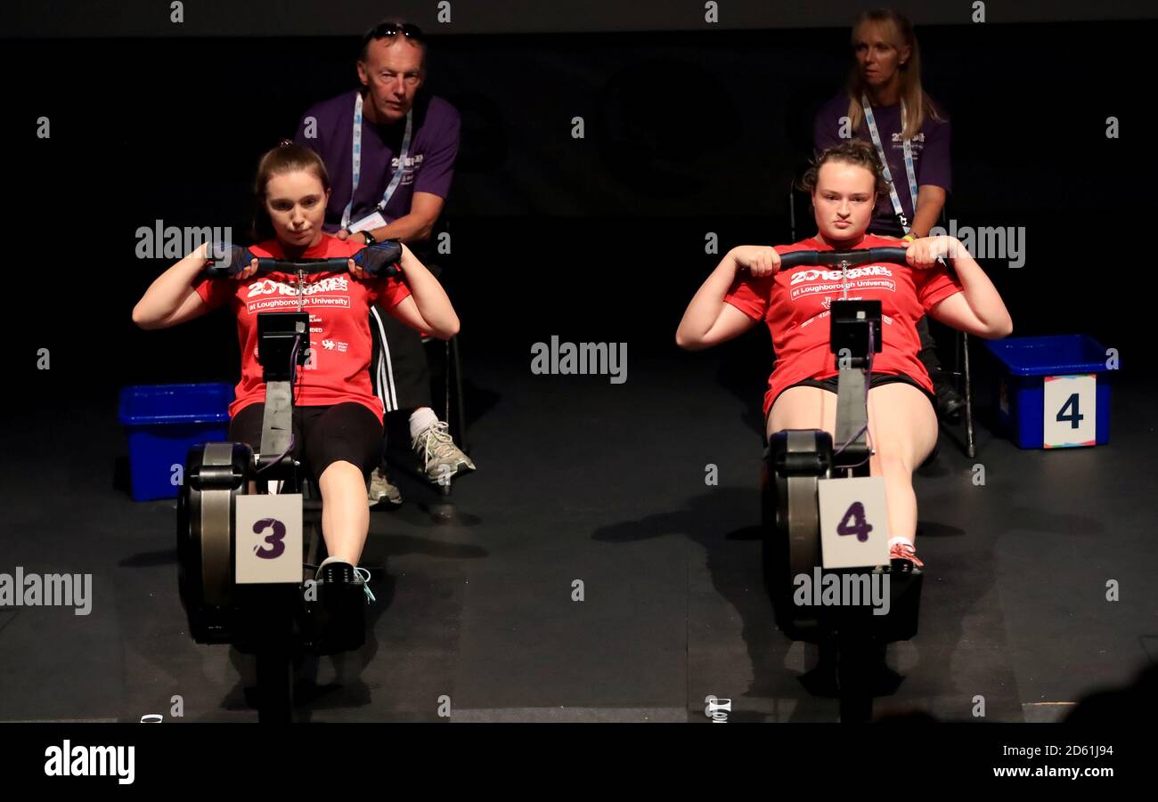 Lydia Redman (à gauche) et Hannah Barlow d'Angleterre Nord se disputent L'année 11 filles Rowing final B de l'intérieur Canoë/rafles pendant le deuxième jour des Jeux scolaires de Loughborough Université Banque D'Images