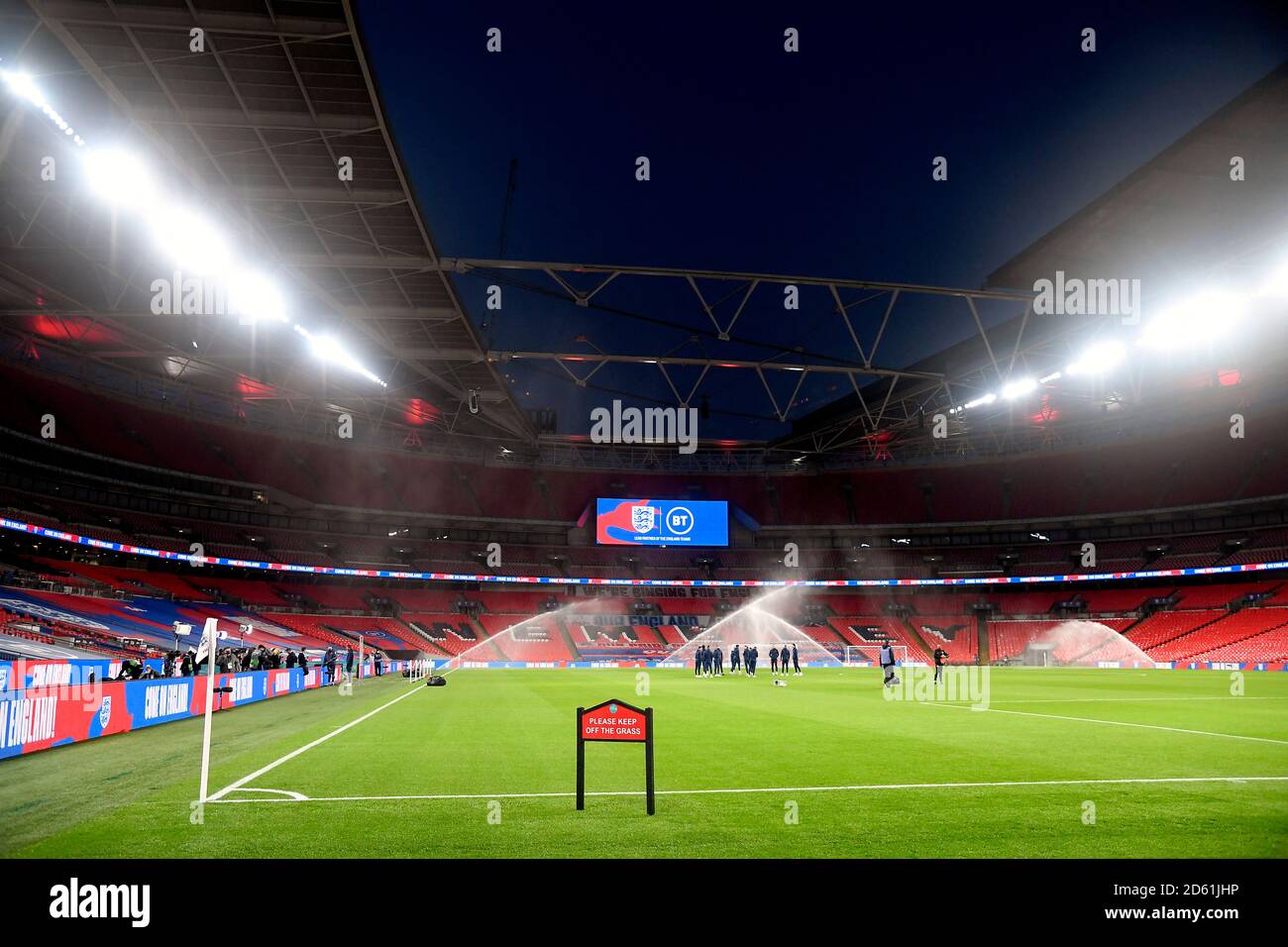 Vue générale les joueurs inspectent le terrain avant le match de la Ligue des Nations de l'UEFA 2, League A au stade Wembley, Londres. Banque D'Images