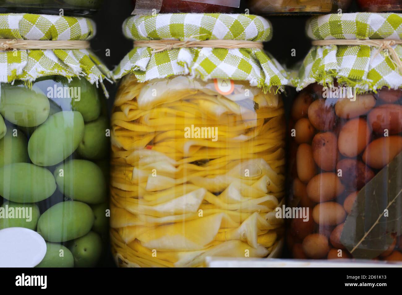 Pots en verre de légumes conservés marinés, y compris piments, oignons, olives. POTS DE LÉGUMES MARINÉS TRADITIONNELS ITALIENS Banque D'Images