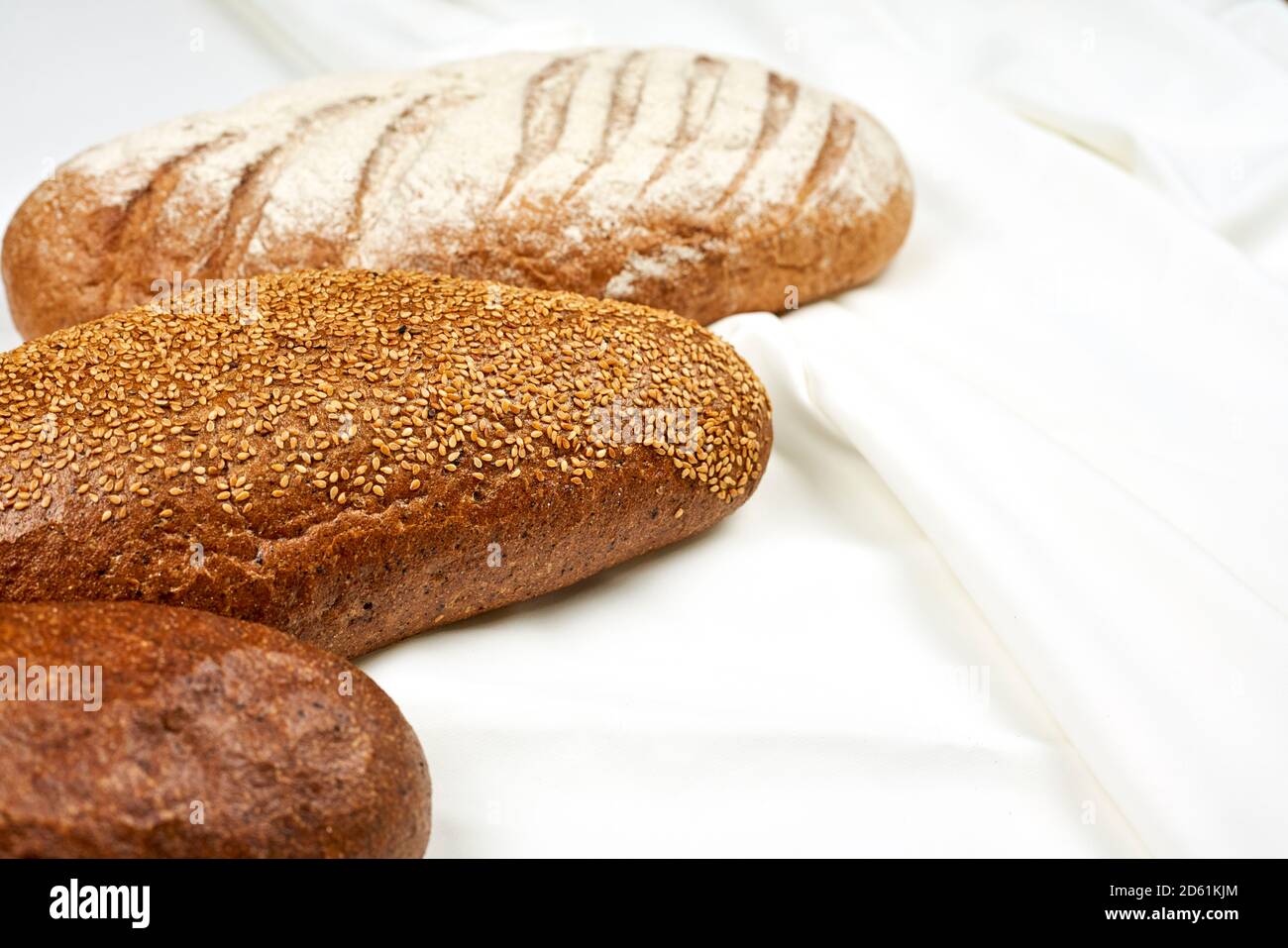 Différents types de pain sur la surface en tissu blanc. Vue de dessus Banque D'Images