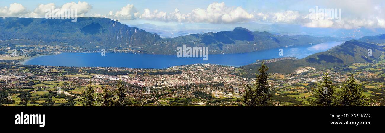 Vue panoramique sur le lac de Bourget et Aix-les-bains dans les Alpes françaises. Banque D'Images