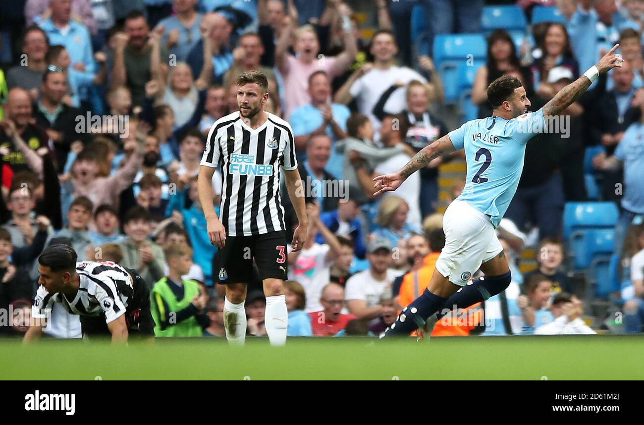 Le Kyle Walker de Manchester City (à droite) célèbre le deuxième score de son côté But du jeu comme Paul Dummett de Newcastle United (centre) apparaît comme rejeté Banque D'Images