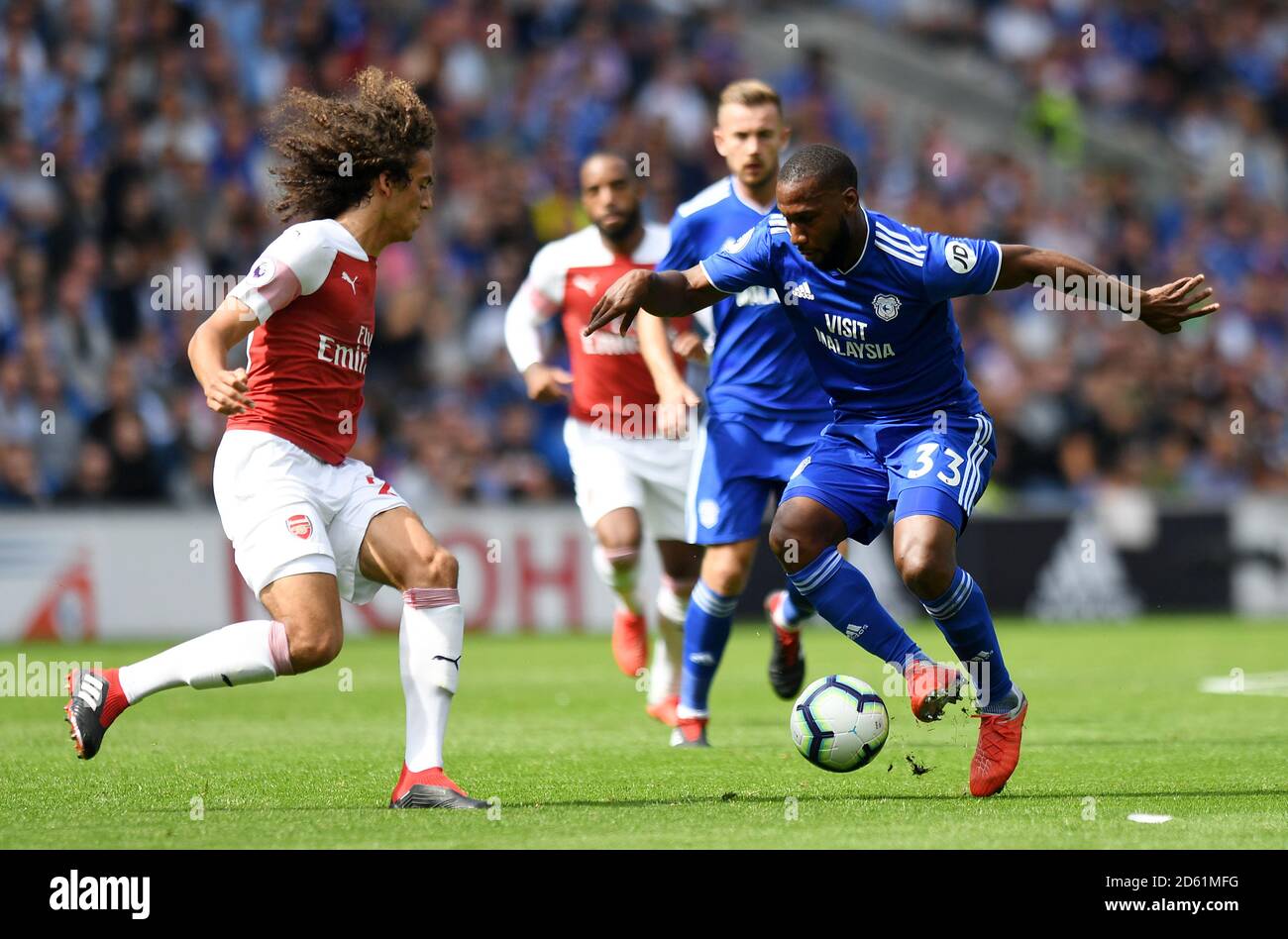 Le Matteo Guendouzi d'Arsenal (à gauche) et la bataille Junior de Cardiff City de Hoilett pour le ballon Banque D'Images