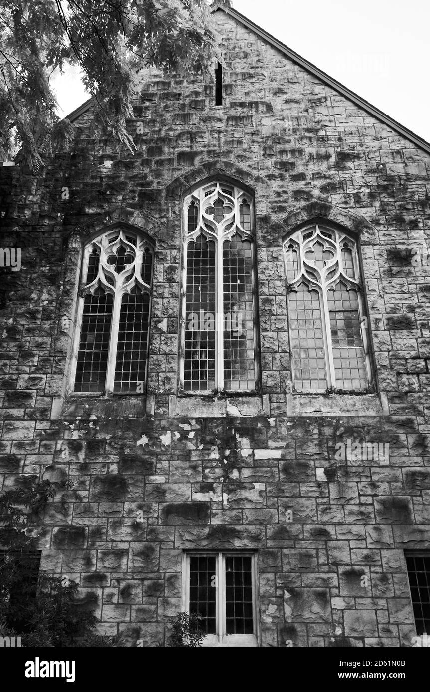 Fenêtres de style néo-gothique en noir et blanc Banque D'Images
