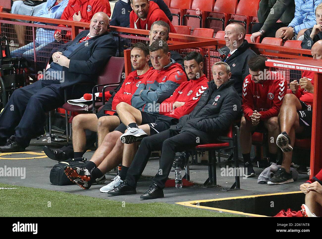 Charlton Lee Bowyer (à droite), gestionnaire de gardien Athletic, en compagnie de Johnny Jackson sur la ligne de contact Banque D'Images