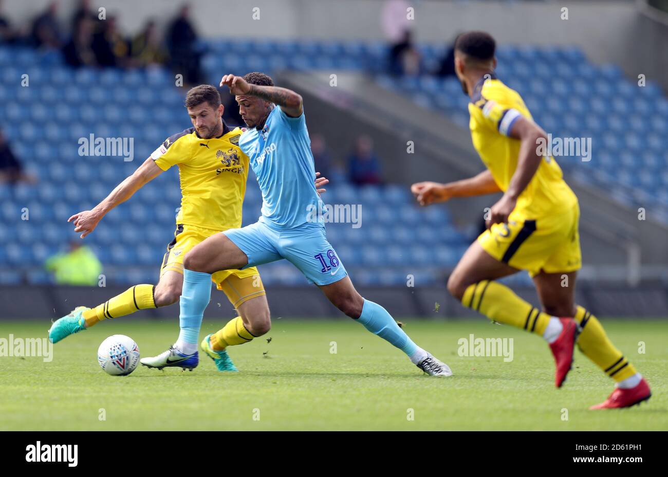 Jonson Clarke-Harris de Coventry City et John Mousinho d'Oxford United (à gauche) bataille pour le ballon Banque D'Images