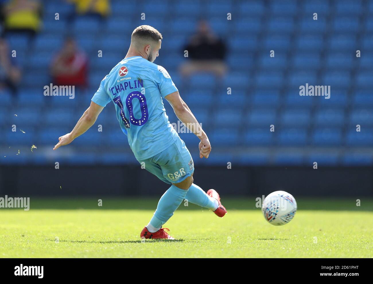 Conor Chaplin de Coventry City marque le deuxième but de son côté le jeu de la zone de pénalité Banque D'Images