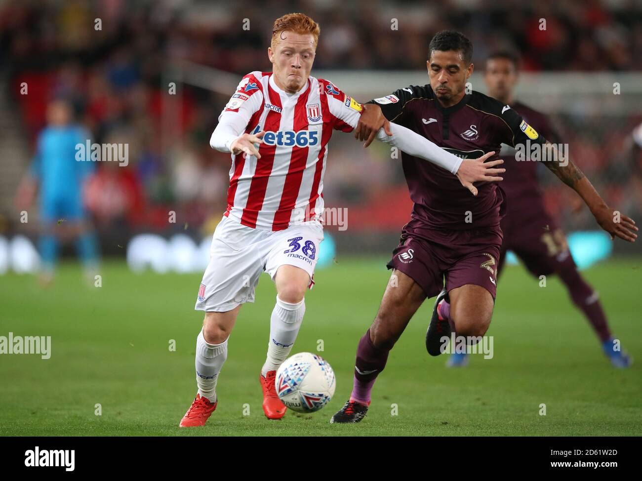 Ryan Woods (à gauche) et Kyle Naughton de la ville de Swansea bataille pour le ballon Banque D'Images