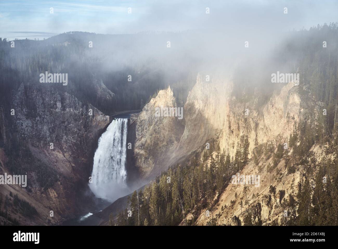 Célèbre chute d'eau de la rivière Lower Yellowstone dans le parc national de Yellowstone dans les nuages, couleurs appliquées, États-Unis. Banque D'Images