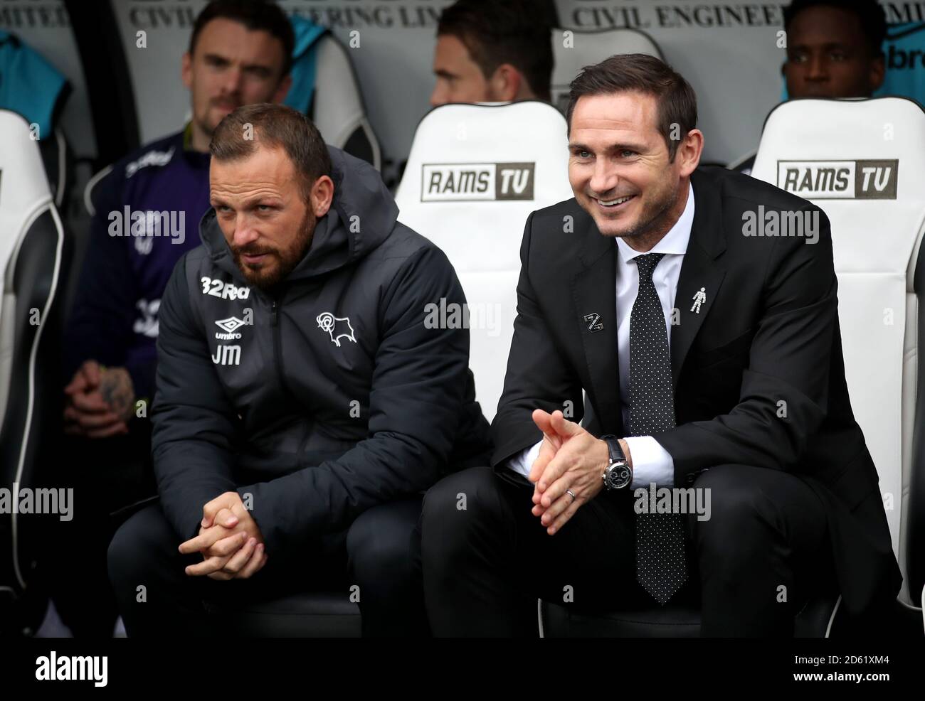 Frank Lampard, directeur du comté de Derby, aux côtés de Jody Morris, directeur adjoint dans le dugout Banque D'Images