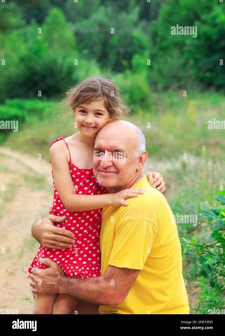 Portrait d'un grand-père et d'une petite-fille heureux jouant au parc Banque D'Images