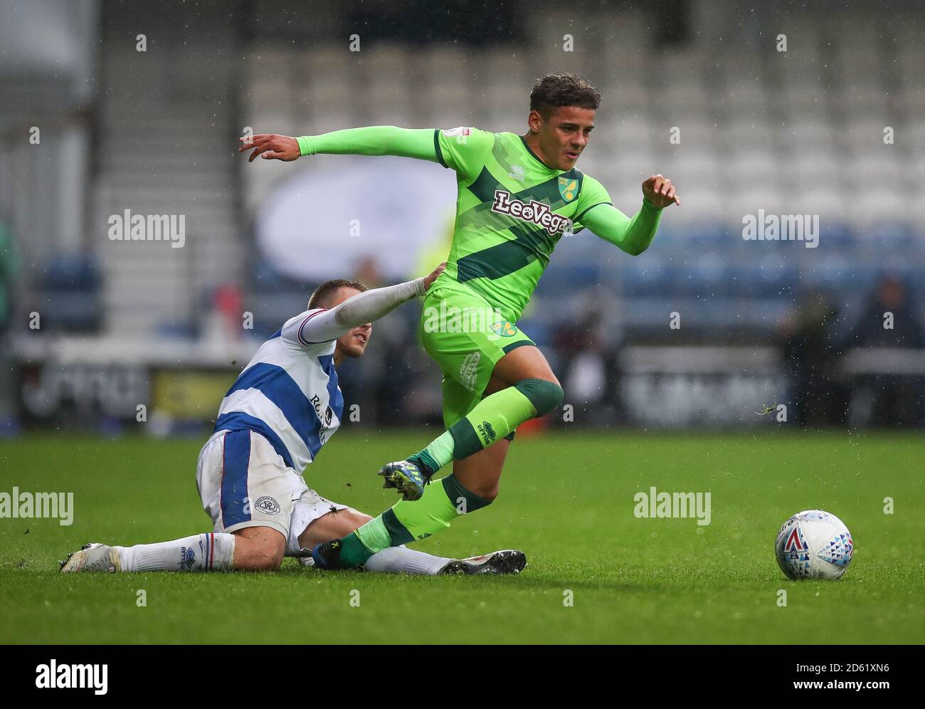 Luke Freeman des Queens Park Rangers et Max Aarons de Norwich City pendant le championnat Sky Bet Loftus Road Londres. Banque D'Images