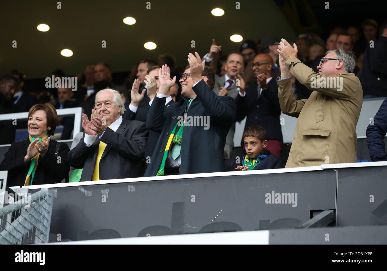 Les actionnaires majoritaires de Norwich City Delia Smith et son mari Michael Wynn-Jones et Ed, président de Norwich City, se sont enorés dans la boîte des réalisateurs avant le match du championnat Sky Bet à Loftus Road Londres. Banque D'Images