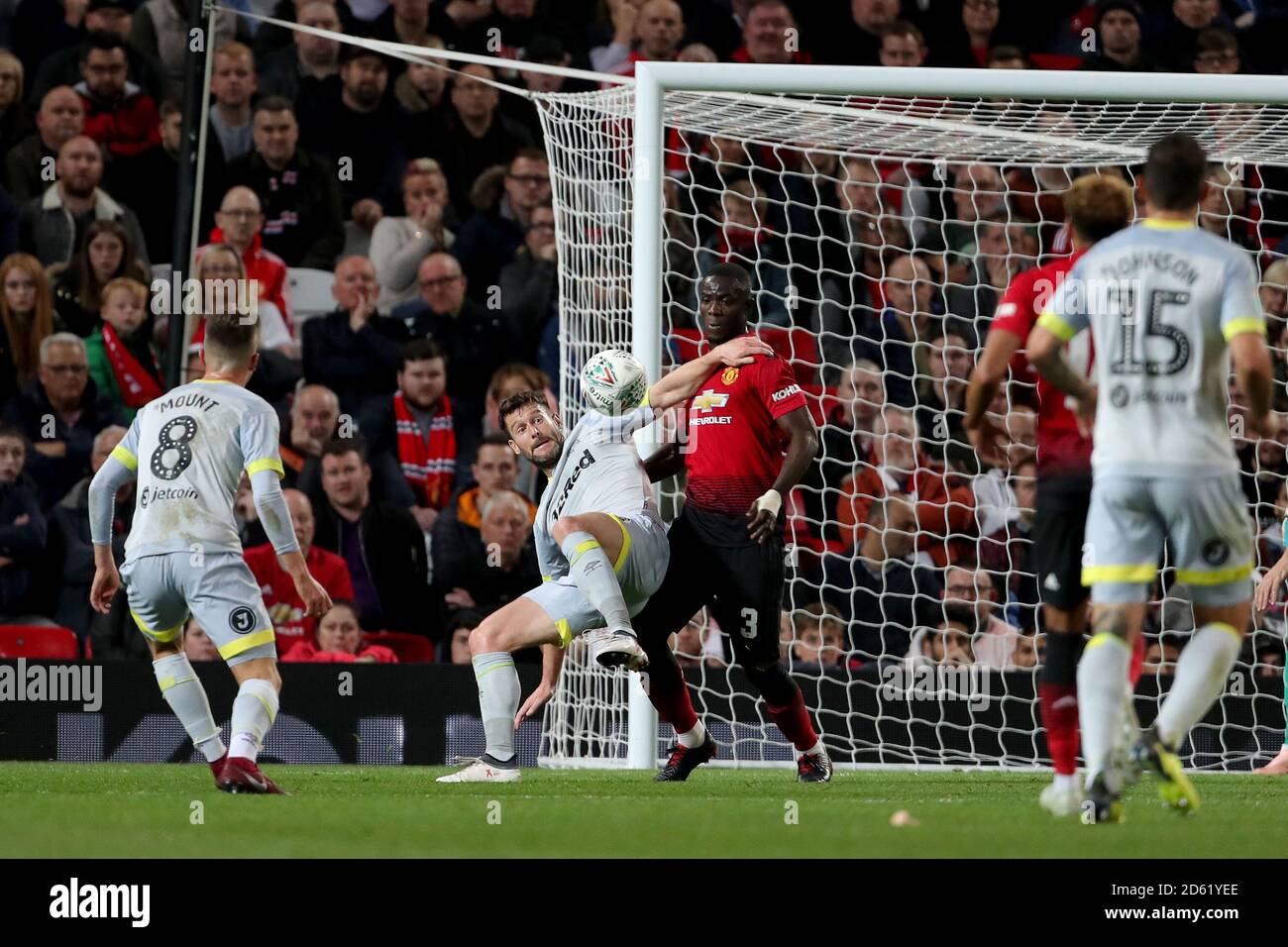 Eric Bailly, de Manchester United, défie David Nugent, du comté de Derby Banque D'Images
