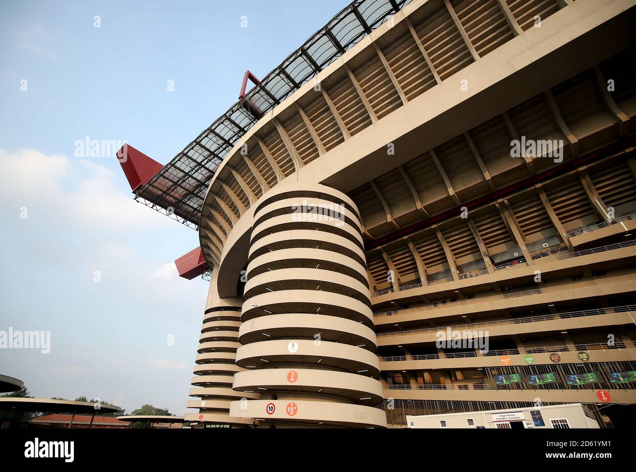 Une vue à l'extérieur du stade San Siro avant le match Banque D'Images