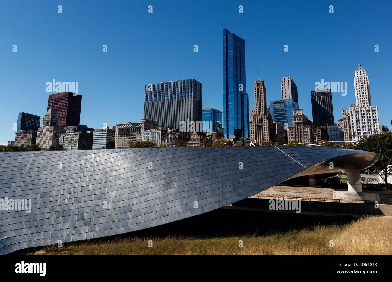 La ligne d'horizon de Chicago vue depuis le BP conçu par Frank Gehry Pont piétonnier Banque D'Images