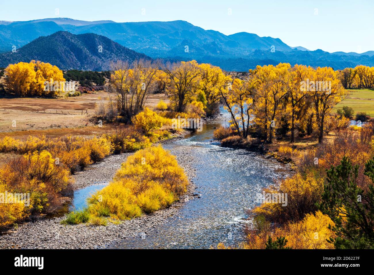 Vue d'automne de la rivière Arkansas; réserve d'animaux de l'État de Big Bend; entre Salida et Buena Vista; comté de Chaffee; Colorado; États-Unis Banque D'Images