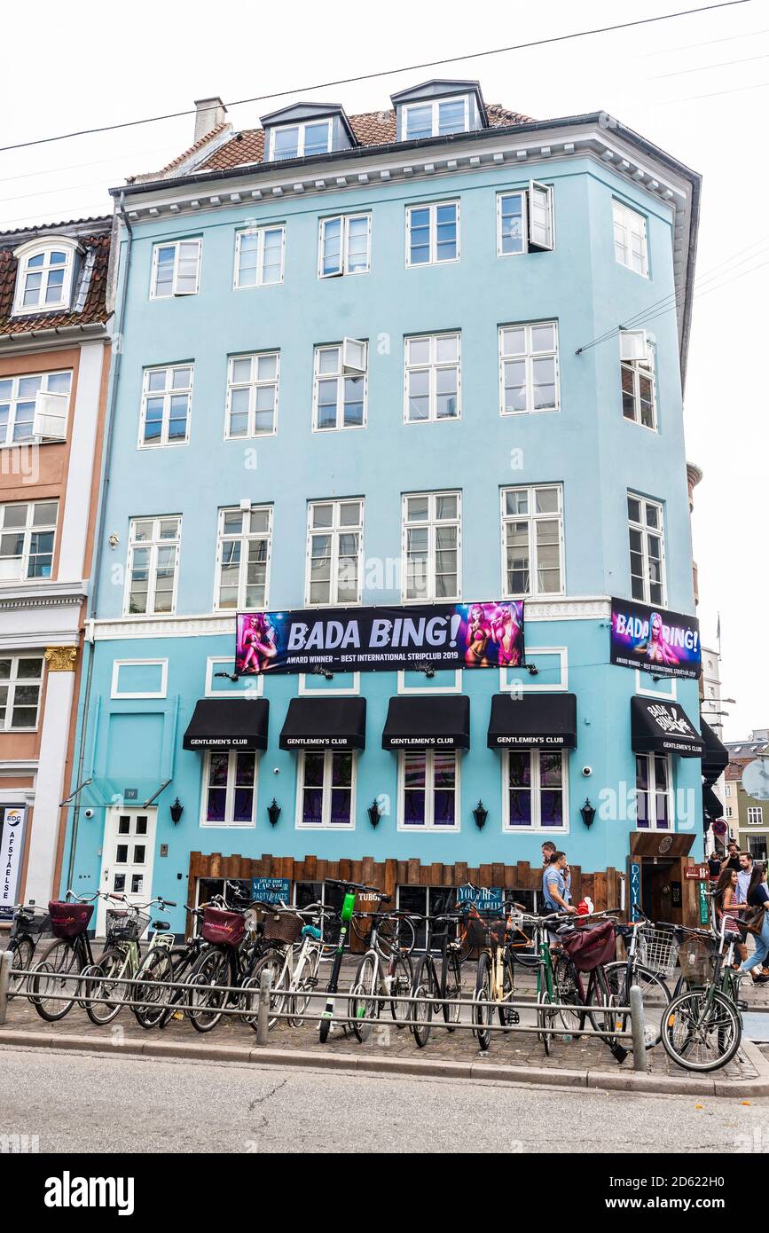 Copenhague, Danemark - 27 août 2019 : façade d'un club ou d'une boîte de nuit gentlemen avec des gens dans le centre de Copenhague, Danemark Banque D'Images