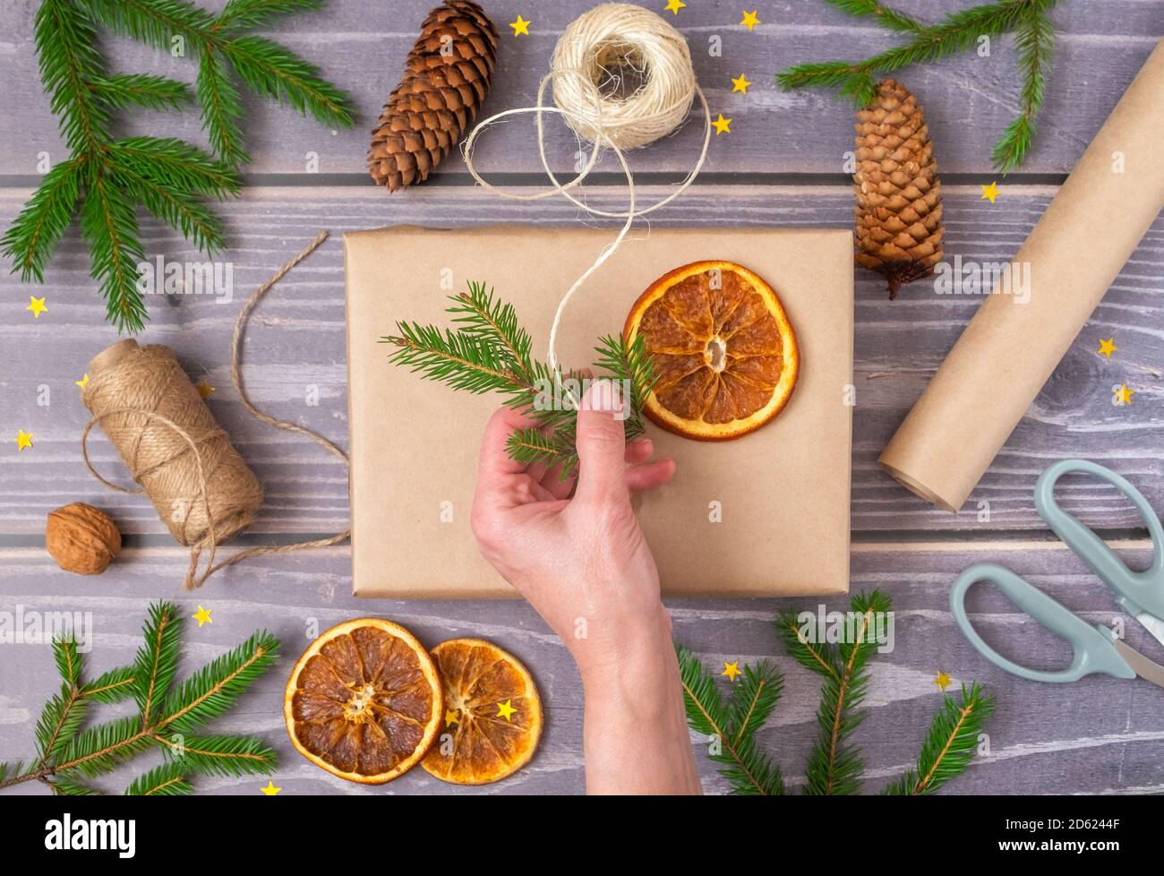 Arrière-plan de Noël avec processus d'emballage des cadeaux. Orientation horizontale, mise au point sélective. Banque D'Images