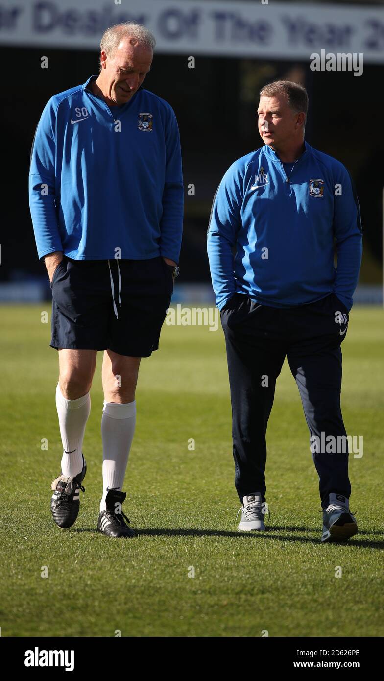 L'entraîneur Steve Ogrizovic et Mark Robins, directeur de Coventry City, se sont fixés sur le terrain à Roots Hall, avant le match de la Skybet League One contre Southend United. Banque D'Images