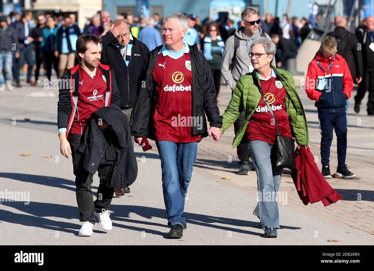 Les fans de Burnley arrivent au stade avant le début de la correspondance Banque D'Images