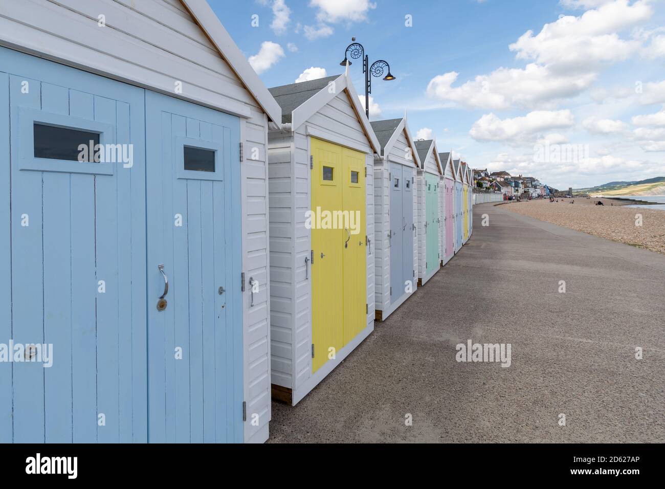 Cabines de plage dans une rangée à la plage avec multi portes colorées Banque D'Images