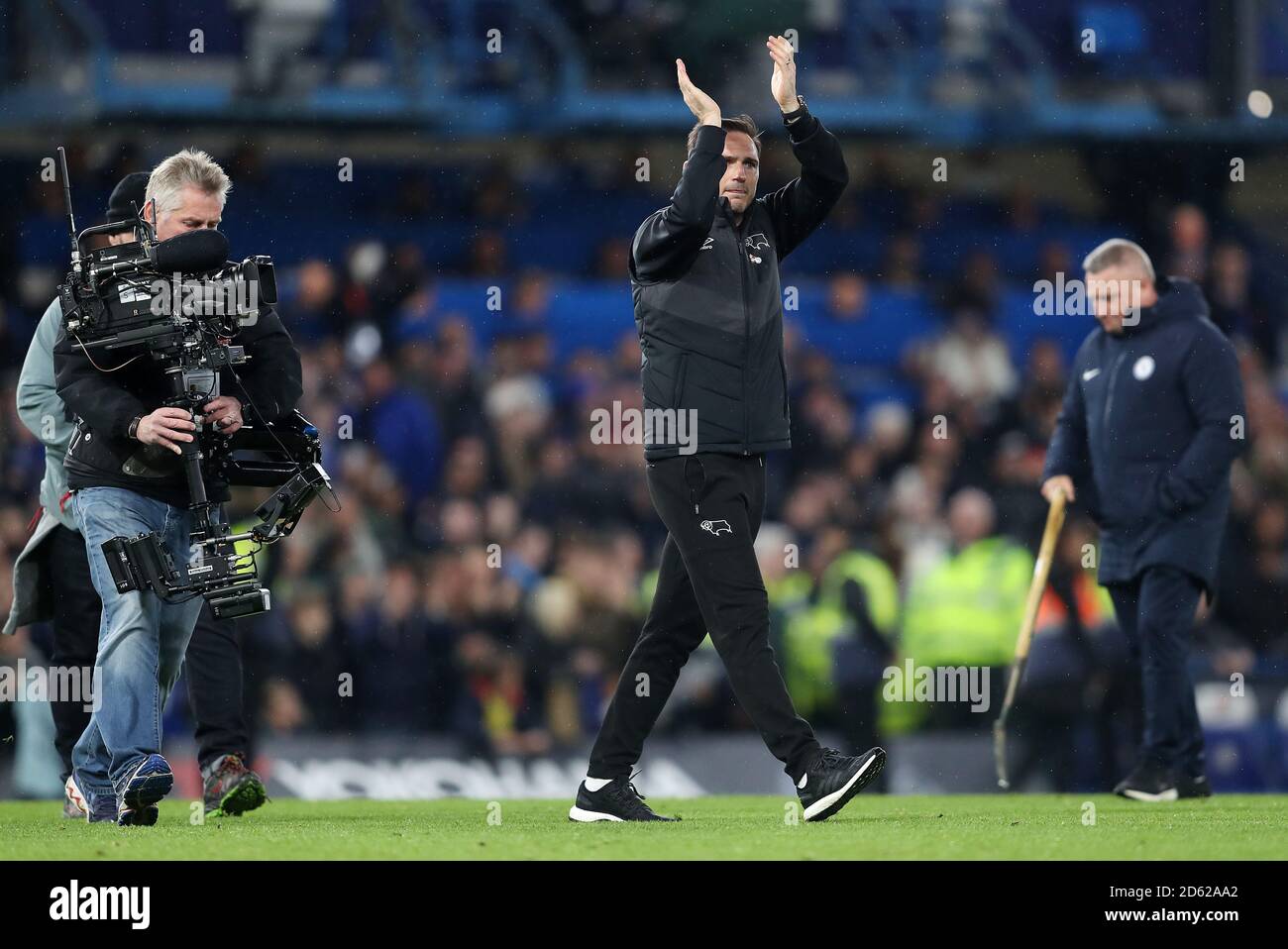 Frank Lampard, directeur du comté de Derby, applaudit les fans après le sifflet final Banque D'Images