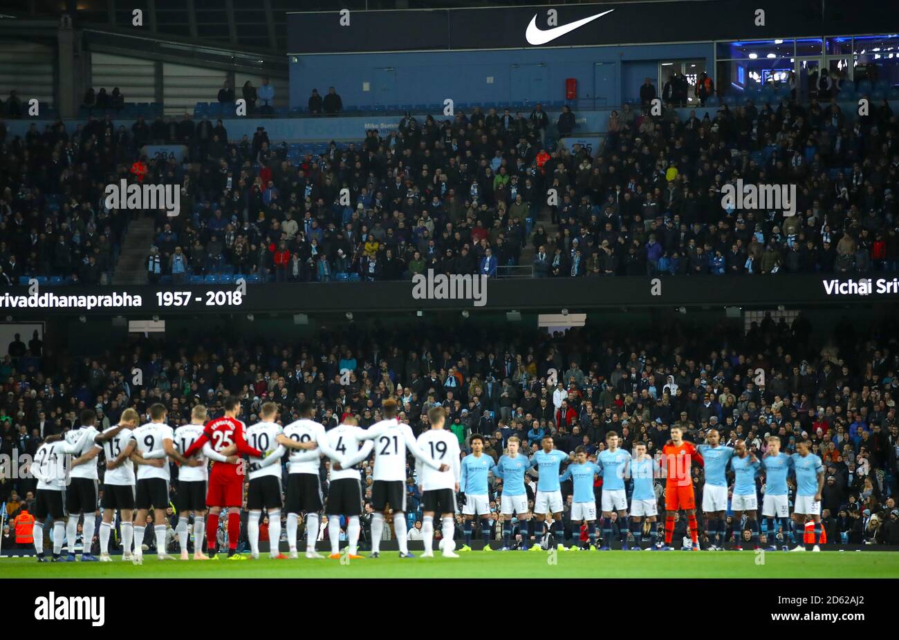 Les joueurs observent un silence de quelques minutes pour le propriétaire de Leicester City, Vichai Srivaddhanaprabha avant le match Banque D'Images